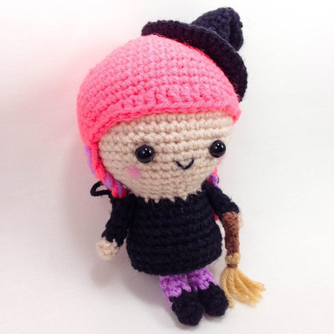 halloween crochet pattern - Flo the witch side view
